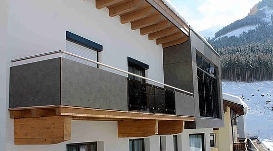 Für das Privathaus Hausenauer fertigten wir eine Balkonverkleidung mit Fundermaxplatten und Glaselementen sowie ein Terrassengeländer aus Niro.