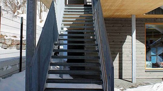 Der Kindergarten Saalbach-Hinterglemm beauftragte uns mit einem Einfahrtstor aus Aluminium, einer Innenrutsche aus Edelstahl, einem Flacheisengeländer sowie einem Verbindungsgang zwischen Altbestand und Neubau.