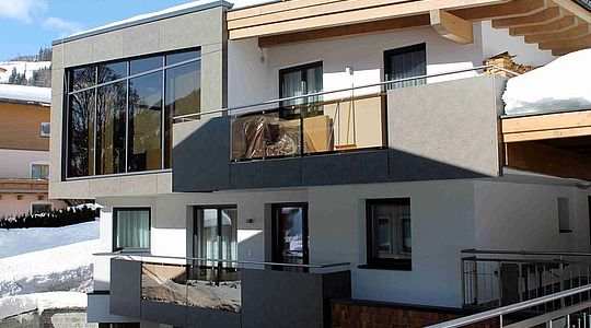 Für das Privathaus Hausenauer fertigten wir eine Balkonverkleidung mit Fundermaxplatten und Glaselementen sowie ein Terrassengeländer aus Niro.