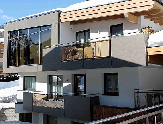 Für das Privathaus Hausenauer fertigten wir eine Balkonverkleidung mit Fundermaxplatten und Glaselementen sowie ein Terrassengeländer aus Niro.