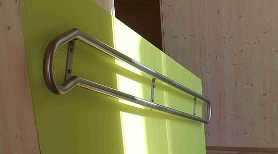Der Kindergarten Saalbach-Hinterglemm beauftragte uns mit einem Einfahrtstor aus Aluminium, einer Innenrutsche aus Edelstahl, einem Flacheisengeländer sowie einem Verbindungsgang zwischen Altbestand und Neubau.
