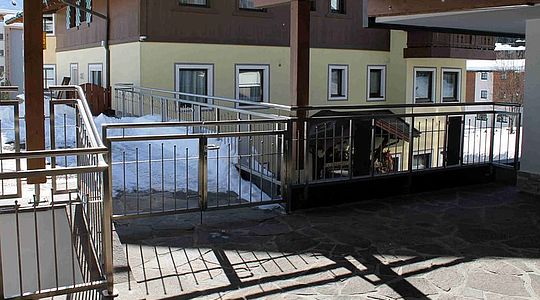 Für das Privathaus Hausenauer fertigten wir eine Balkonverkleidung mit Fundermaxplatten und Glaselementen sowie ein Terrassengeländer aus Niro.