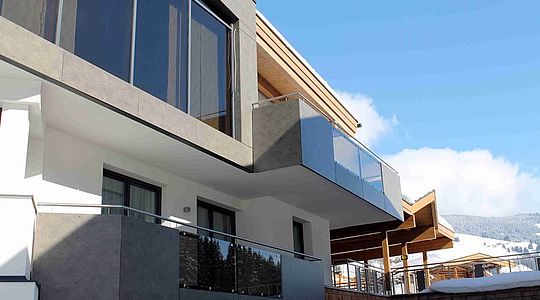 Für das Privathaus Hausenauer fertigten wir eine Balkonverkleidung mit Fundermaxplatten und Glaselementen sowie ein Terrassengeländer aus Niro.