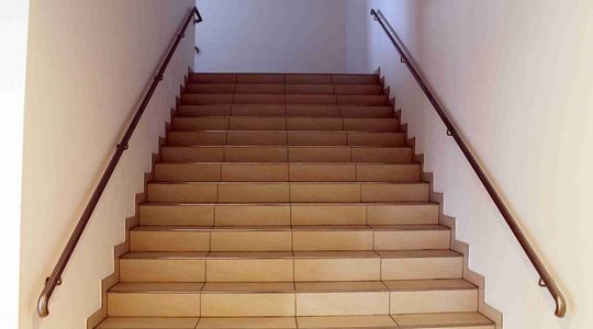Für das Young Generation Resort Buchegg fertigten wir ein Balkongeländer mit Fundermaxplatten, eine Anlieferungstür, Handläufe im Stiegenhaus sowie eine Oberlichtenverglasung mit integriertem Rolltor.