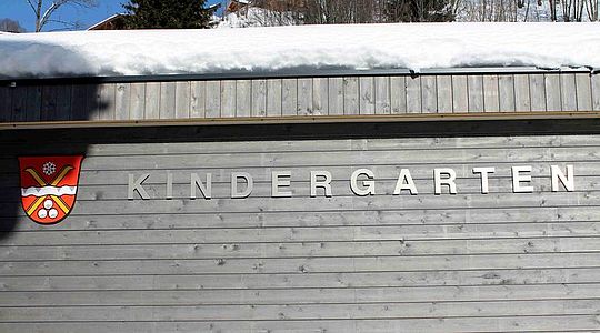 Der Kindergarten Saalbach-Hinterglemm beauftragte uns mit einem Einfahrtstor aus Aluminium, einer Innenrutsche aus Edelstahl, einem Flacheisengeländer sowie einem Verbindungsgang zwischen Altbestand und Neubau.