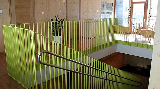 Der Kindergarten Saalbach-Hinterglemm beauftragte uns mit einem Einfahrtstor aus Aluminium, einer Innenrutsche aus Edelstahl, einem Flacheisengeländer sowie einem Verbindungsgang zwischen Altbestand und Neubau.