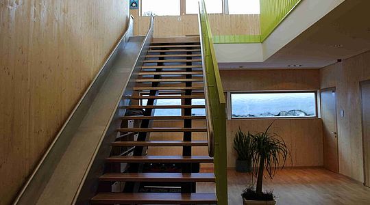 Der Kindergarten Saalbach-Hinterglemm beauftragte uns mit einem Einfahrtstor aus Aluminium, einer Innenrutsche aus Edelstahl, einem Flacheisengeländer sowie einem Verbindungsgang zwischen Altbestand und Neubau.