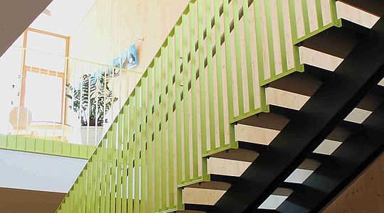 Der Kindergarten Saalbach-Hinterglemm beauftragte uns mit einem Einfahrtstor aus Aluminium, einer Innenrutsche aus Edelstahl, einem Flacheisengeländer sowie einem Verbindungsgang zwischen Altbestand und Neubau.