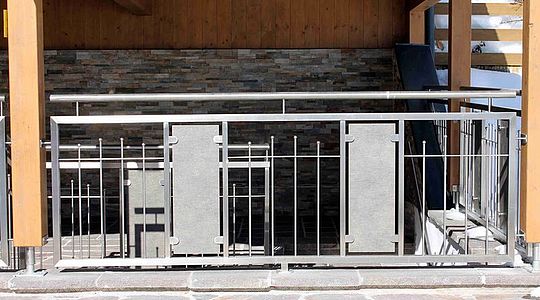 Für das Privathaus Hausenauer fertigten wir eine Balkonverkleidung mit Fundermaxplatten und Glaselementen sowie ein Terrassengeländer aus Niro.