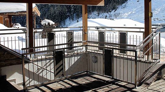 Für das Privathaus Hausenauer fertigten wir eine Balkonverkleidung mit Fundermaxplatten und Glaselementen sowie ein Terrassengeländer aus Niro.