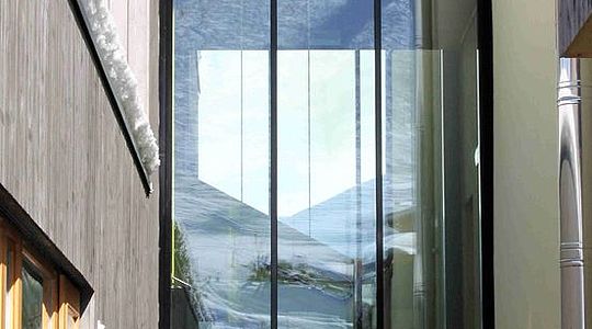 Der Kindergarten Saalbach-Hinterglemm beauftragte uns mit einem Einfahrtstor aus Aluminium, einer Innenrutsche aus Edelstahl, einem Flacheisengeländer sowie einem Verbindungsgang zwischen Altbestand und Neubau.