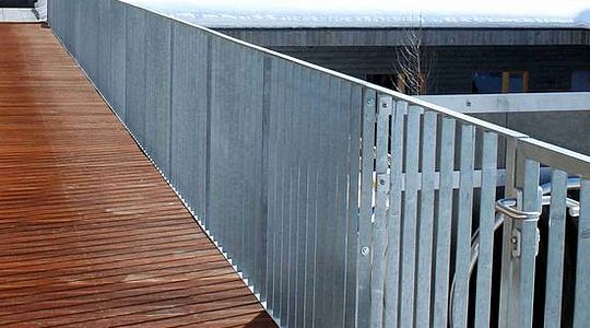 Der Kindergarten Saalbach-Hinterglemm beauftragte uns mit einem Einfahrtstor aus Aluminium, einer Innenrutsche aus Edelstahl, einem Flacheisengeländer sowie einem Verbindungsgang zwischen Altbestand und Neubau.