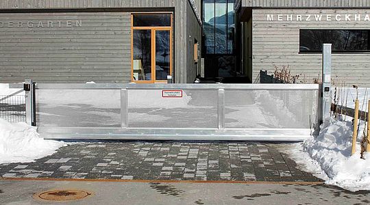 Der Kindergarten Saalbach-Hinterglemm beauftragte uns mit einem Einfahrtstor aus Aluminium, einer Innenrutsche aus Edelstahl, einem Flacheisengeländer sowie einem Verbindungsgang zwischen Altbestand und Neubau.