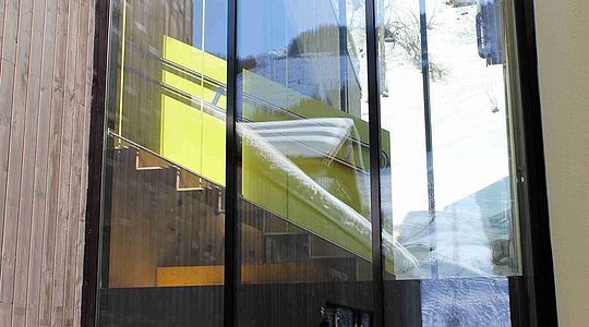 Der Kindergarten Saalbach-Hinterglemm beauftragte uns mit einem Einfahrtstor aus Aluminium, einer Innenrutsche aus Edelstahl, einem Flacheisengeländer sowie einem Verbindungsgang zwischen Altbestand und Neubau.