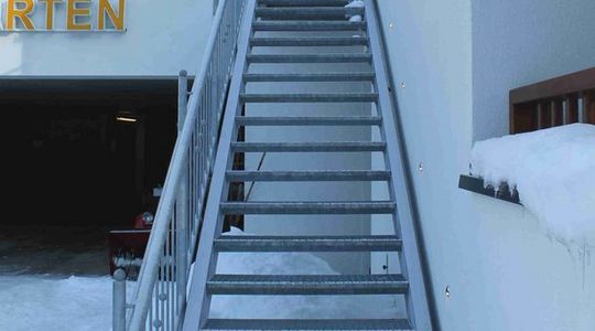 Im Hotel Marten wurde ein Stahlgeländer und eine Aussentreppe in verzinkter Ausführung errichtet.
