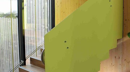 Der Kindergarten Saalbach-Hinterglemm beauftragte uns mit einem Einfahrtstor aus Aluminium, einer Innenrutsche aus Edelstahl, einem Flacheisengeländer sowie einem Verbindungsgang zwischen Altbestand und Neubau.