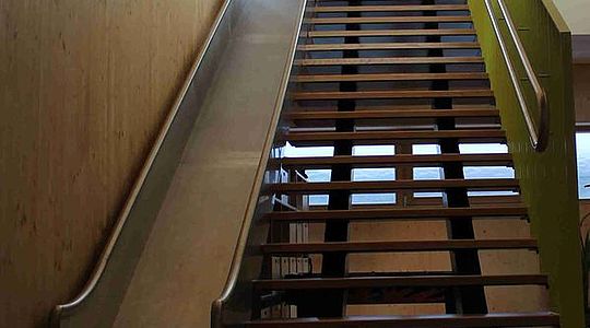 Der Kindergarten Saalbach-Hinterglemm beauftragte uns mit einem Einfahrtstor aus Aluminium, einer Innenrutsche aus Edelstahl, einem Flacheisengeländer sowie einem Verbindungsgang zwischen Altbestand und Neubau.