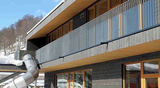 Der Kindergarten Saalbach-Hinterglemm beauftragte uns mit einem Einfahrtstor aus Aluminium, einer Innenrutsche aus Edelstahl, einem Flacheisengeländer sowie einem Verbindungsgang zwischen Altbestand und Neubau.