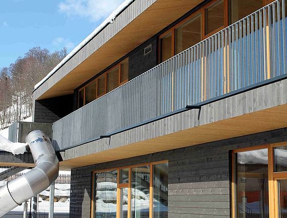 Der Kindergarten Saalbach-Hinterglemm beauftragte uns mit einem Einfahrtstor aus Aluminium, einer Innenrutsche aus Edelstahl, einem Flacheisengeländer sowie einem Verbindungsgang zwischen Altbestand und Neubau.