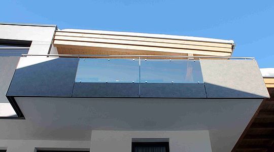 Für das Privathaus Hausenauer fertigten wir eine Balkonverkleidung mit Fundermaxplatten und Glaselementen sowie ein Terrassengeländer aus Niro.