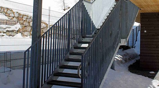 Der Kindergarten Saalbach-Hinterglemm beauftragte uns mit einem Einfahrtstor aus Aluminium, einer Innenrutsche aus Edelstahl, einem Flacheisengeländer sowie einem Verbindungsgang zwischen Altbestand und Neubau.