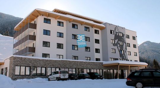 Für das Young Generation Resort Buchegg fertigten wir ein Balkongeländer mit Fundermaxplatten, eine Anlieferungstür, Handläufe im Stiegenhaus sowie eine Oberlichtenverglasung mit integriertem Rolltor.