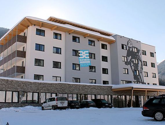 Für das Young Generation Resort Buchegg fertigten wir ein Balkongeländer mit Fundermaxplatten, eine Anlieferungstür, Handläufe im Stiegenhaus sowie eine Oberlichtenverglasung mit integriertem Rolltor.