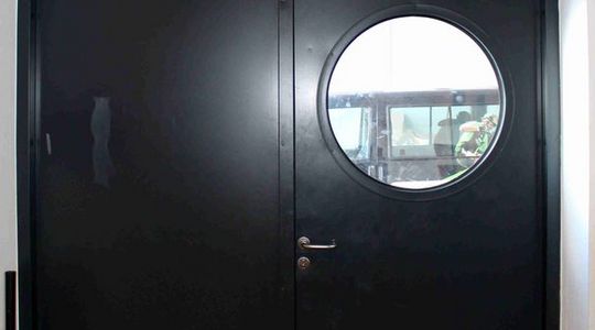 Für das Young Generation Resort Buchegg fertigten wir ein Balkongeländer mit Fundermaxplatten, eine Anlieferungstür, Handläufe im Stiegenhaus sowie eine Oberlichtenverglasung mit integriertem Rolltor.