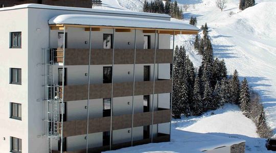 Für das Young Generation Resort Buchegg fertigten wir ein Balkongeländer mit Fundermaxplatten, eine Anlieferungstür, Handläufe im Stiegenhaus sowie eine Oberlichtenverglasung mit integriertem Rolltor.